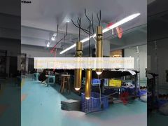 Przemysłowa lampa wisząca z mosiężną ramą i kryształowym kloszem, gwint E12